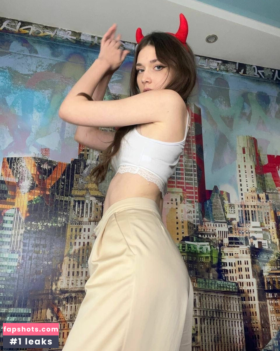 willa_wilkins_ gallery photo #20