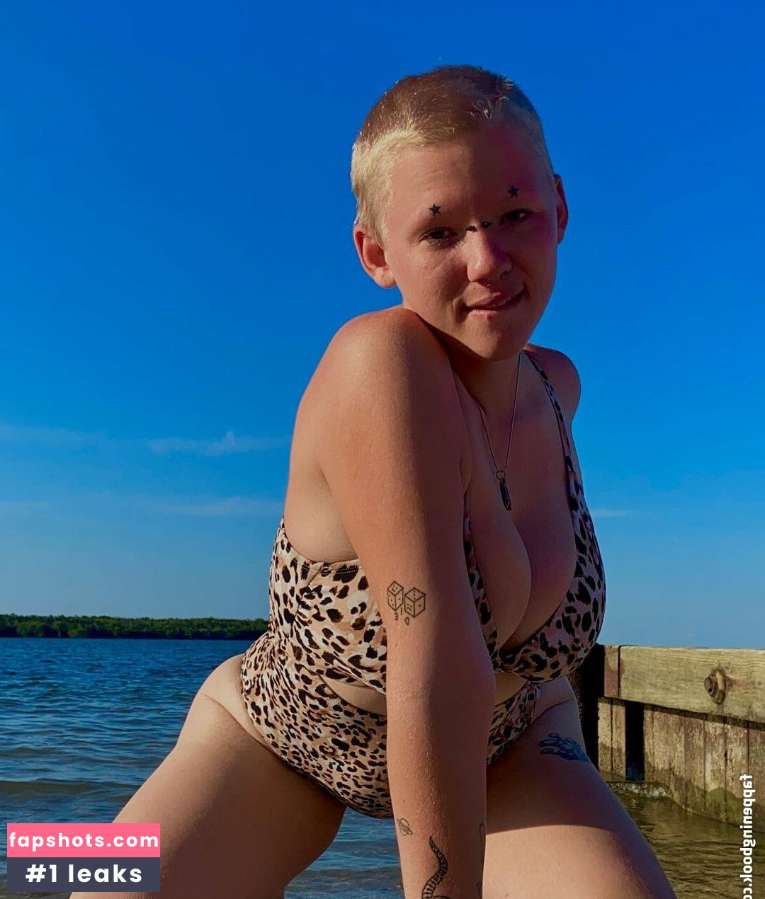 WoahPhinn nude babe gallery