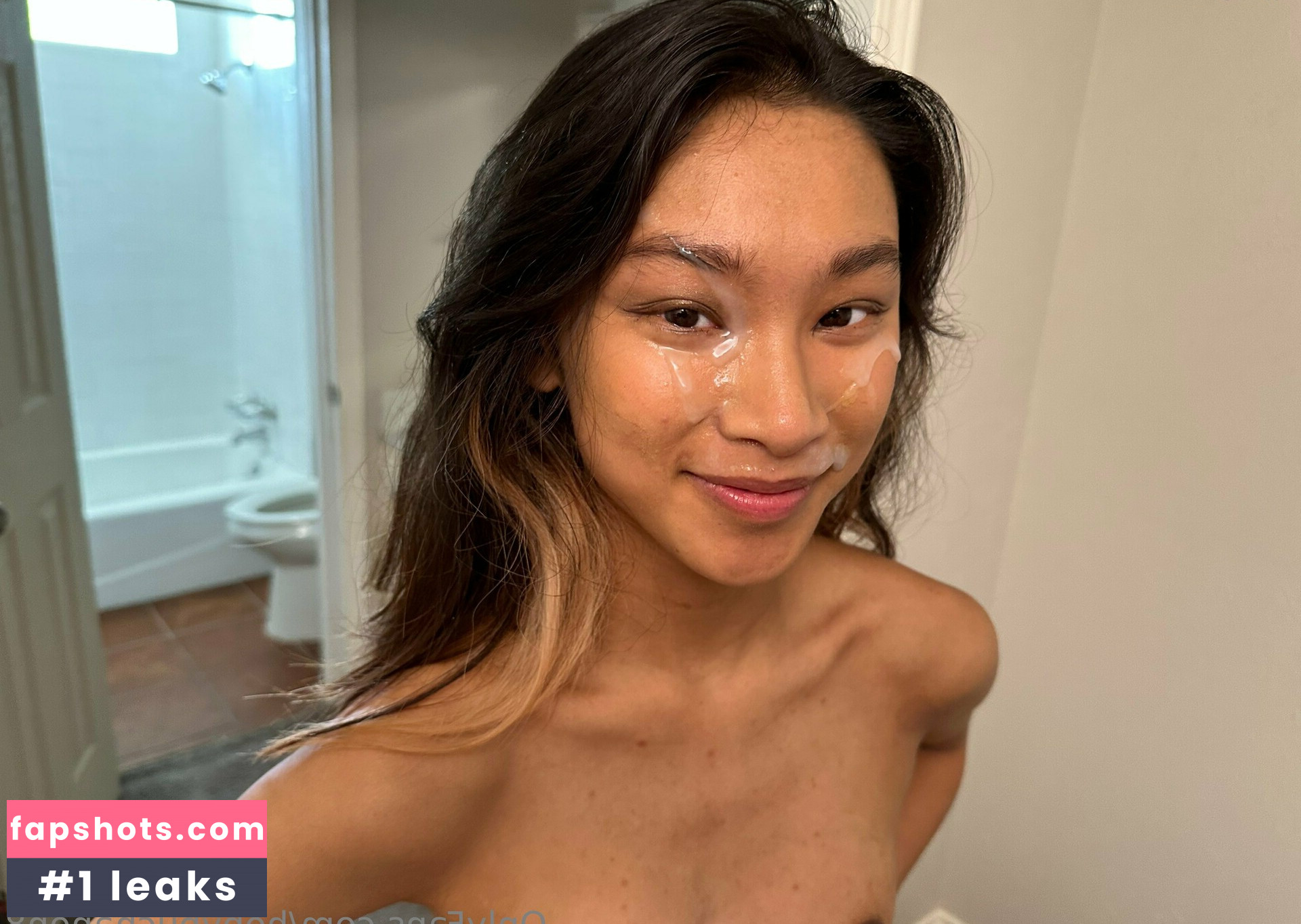 Xoey Li nude babe gallery