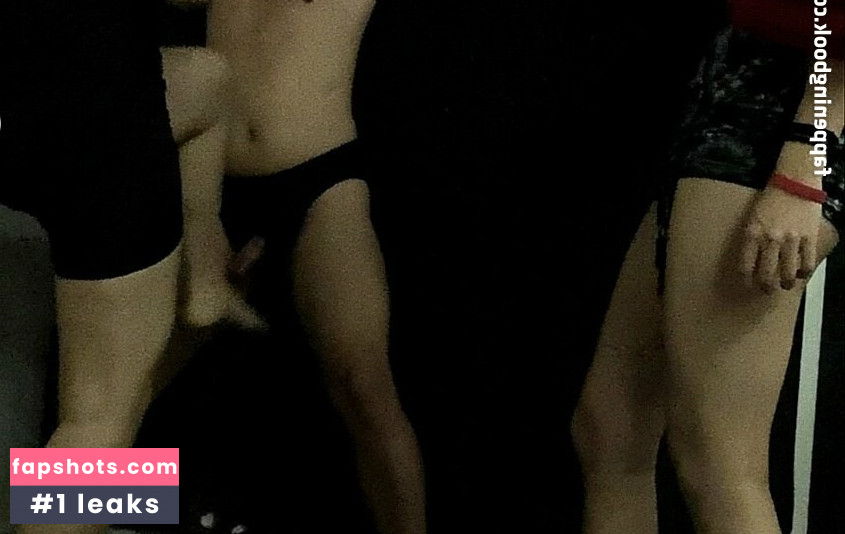 xxqueenroxy nude babe gallery