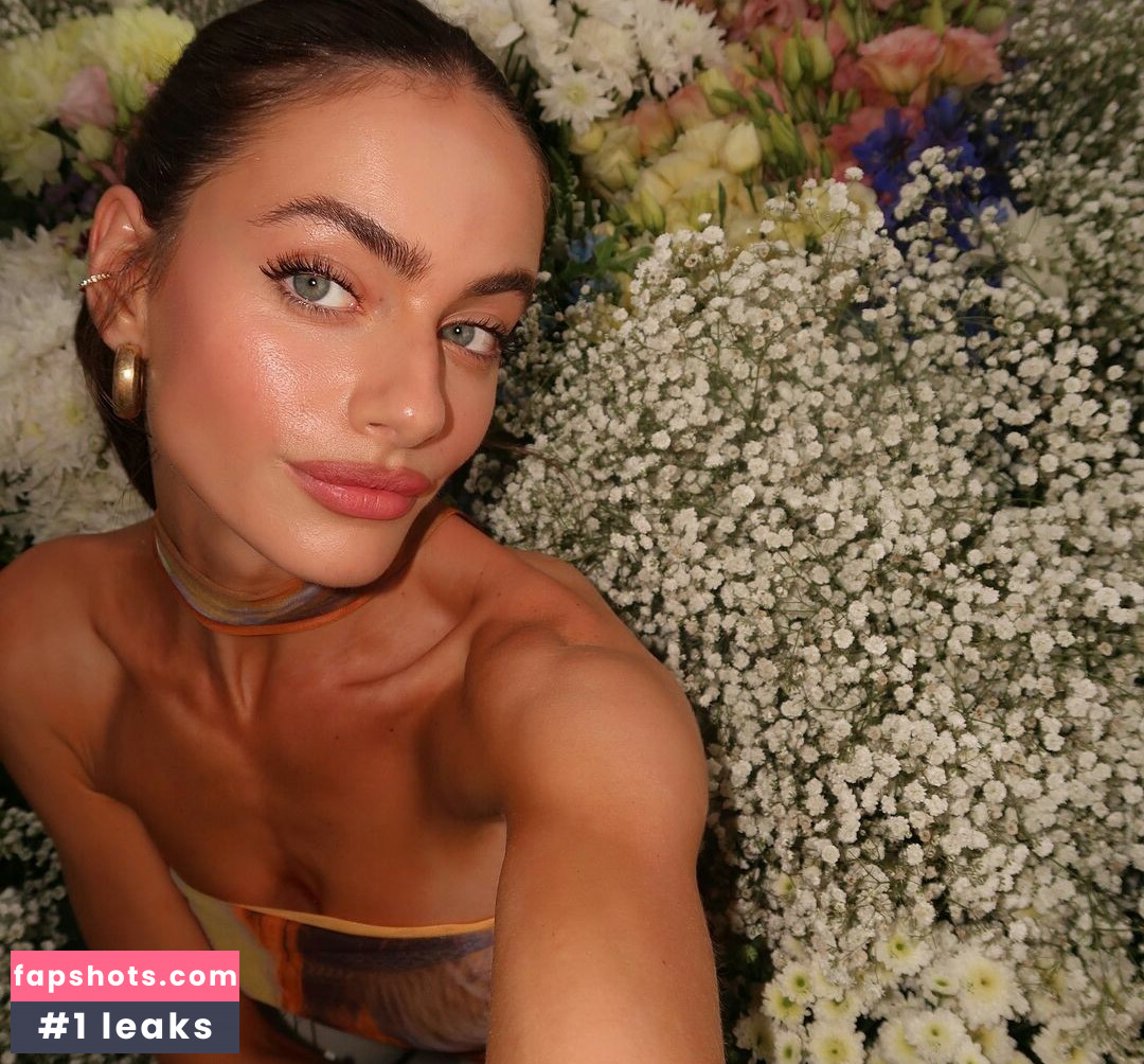 Yael Shelbia gallery photo #3