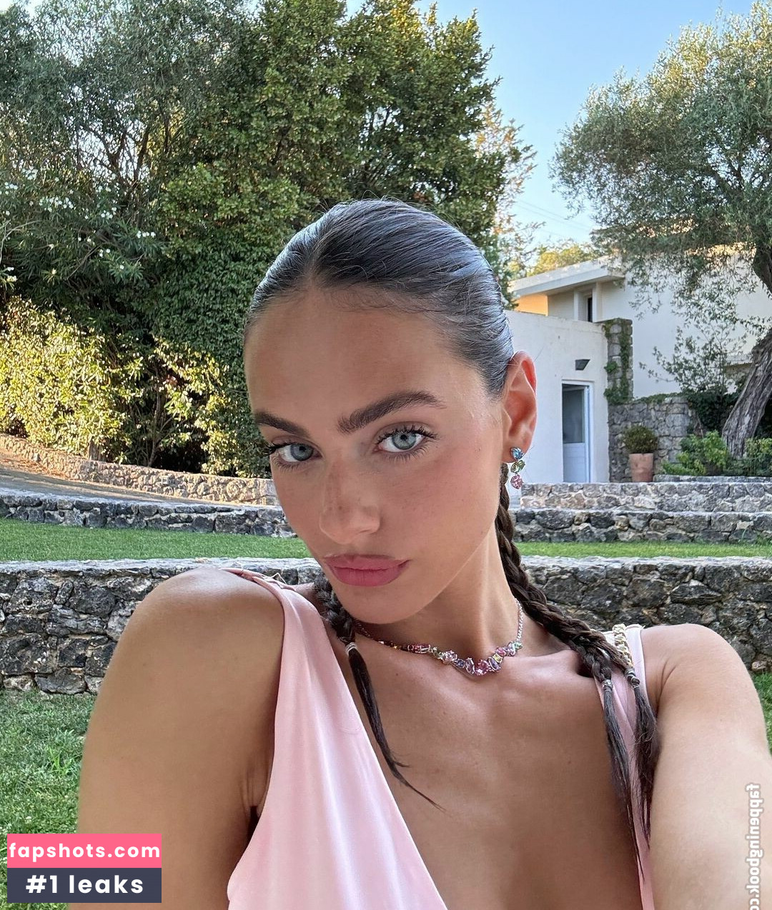 Yael Shelbia gallery photo #5