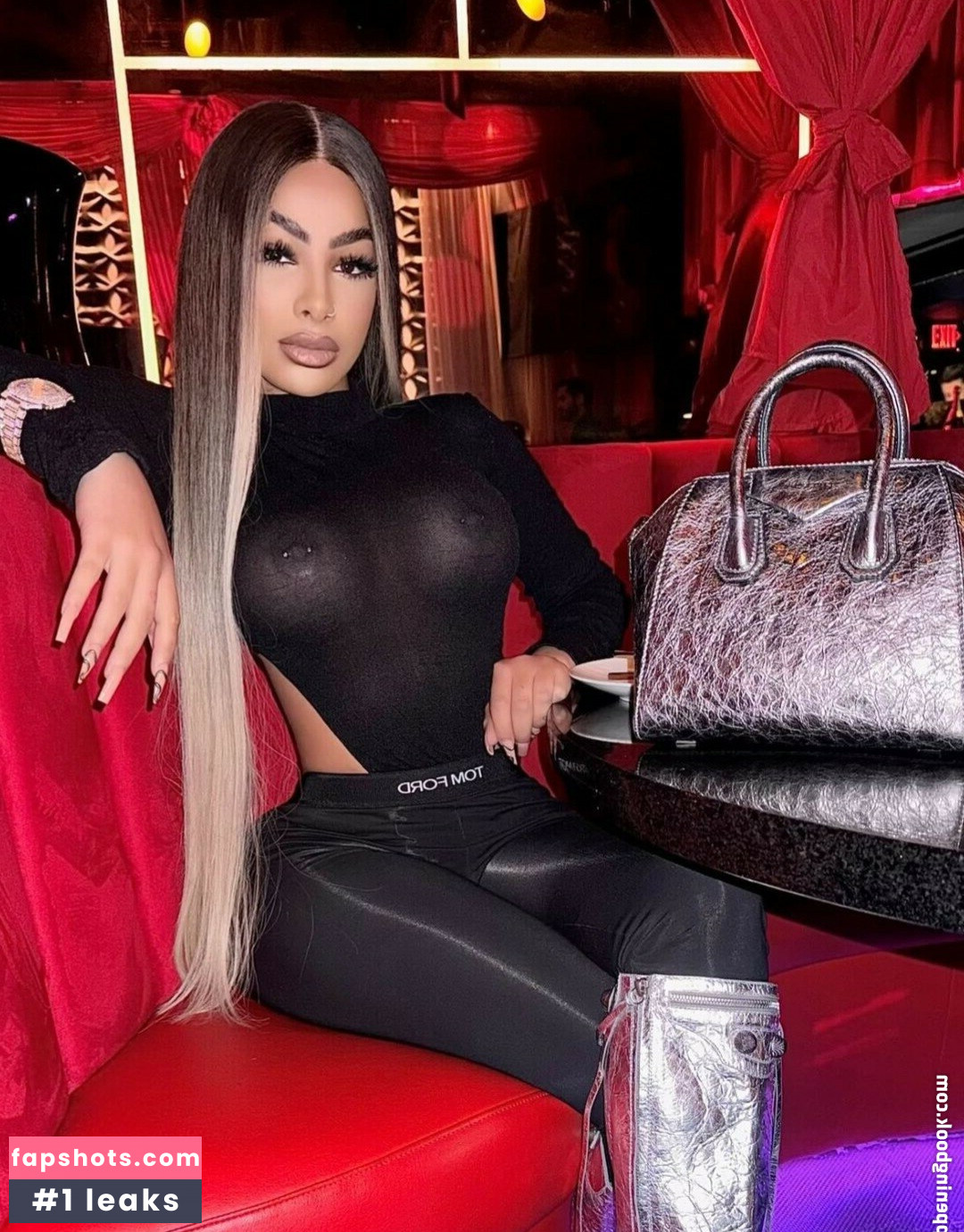 Yailin La Mas Viral nude babe gallery