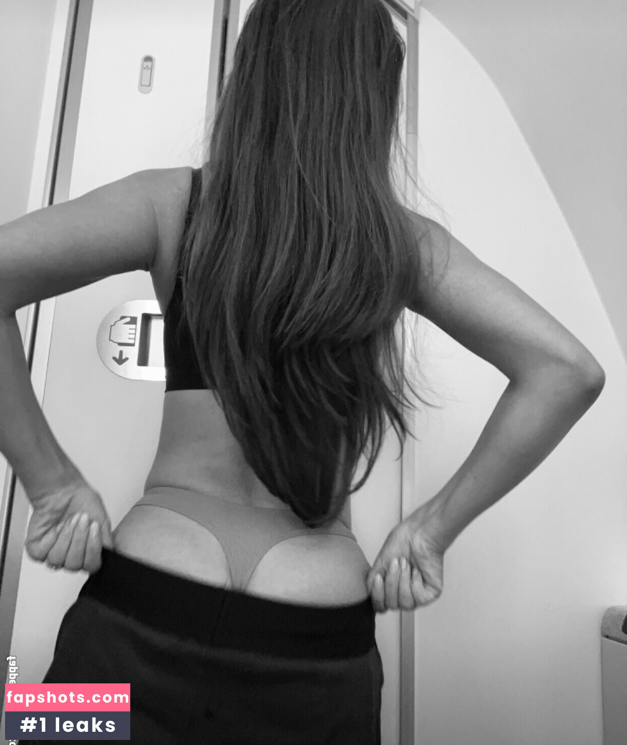 Yana Demeester gallery photo #2