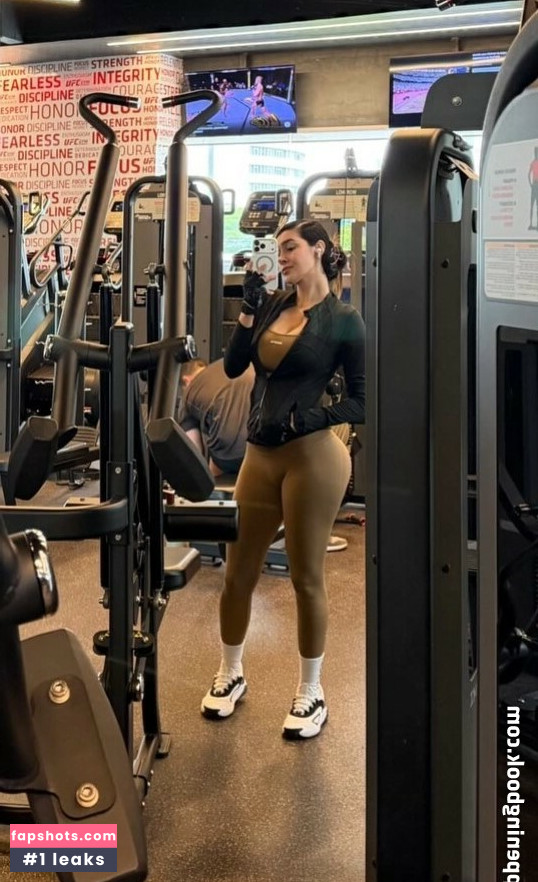 Yasi Alba gallery photo #2