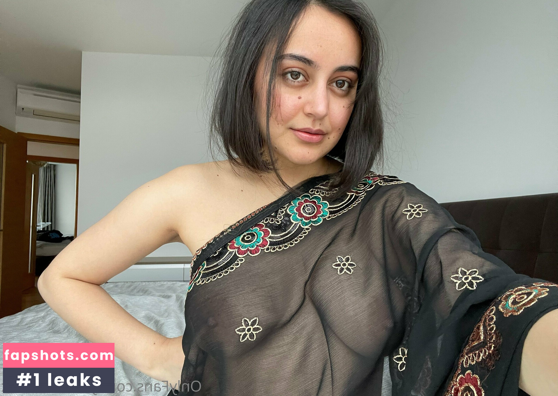 Yasmeena gallery photo #2