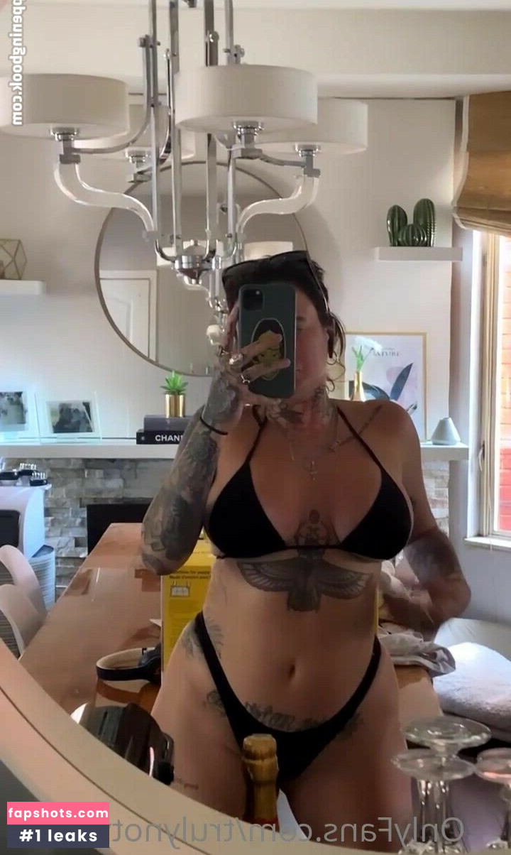 Yasmin Braga gallery photo #10