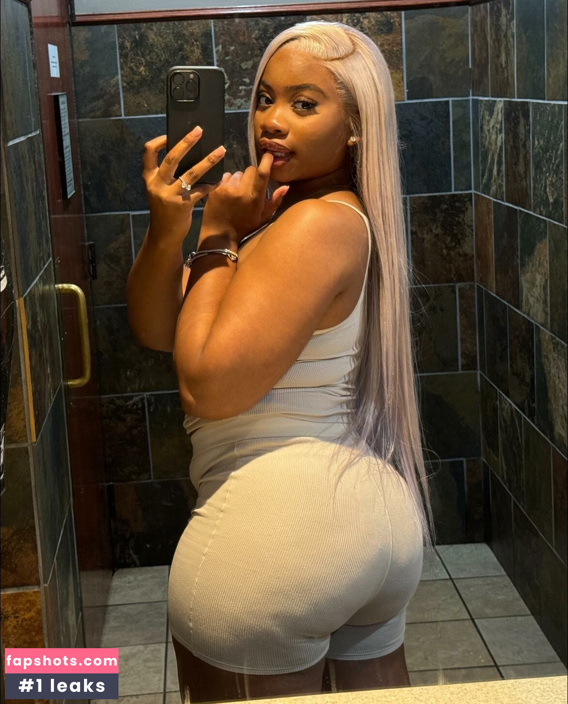 Yazmynswrld gallery photo #5