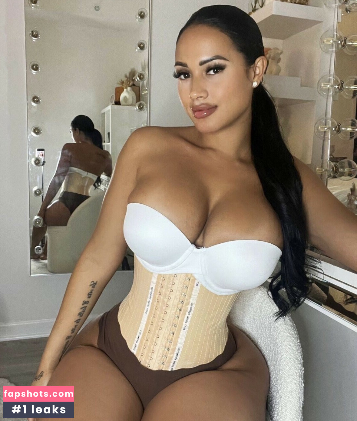 Yineth Moreno Nude Leaks OnlyFans Photos #5 - LeakJerk