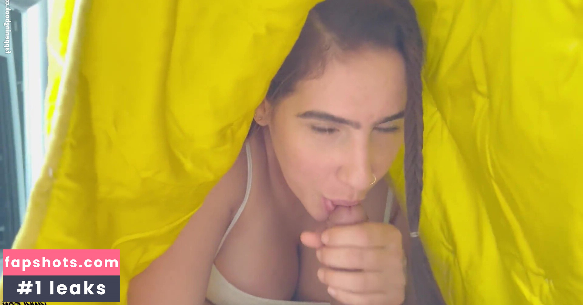 Yiny Leon gallery photo #29