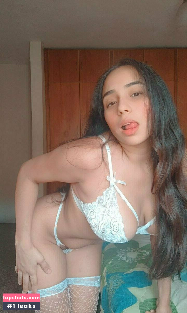 yiyisweetcousin nude babe gallery