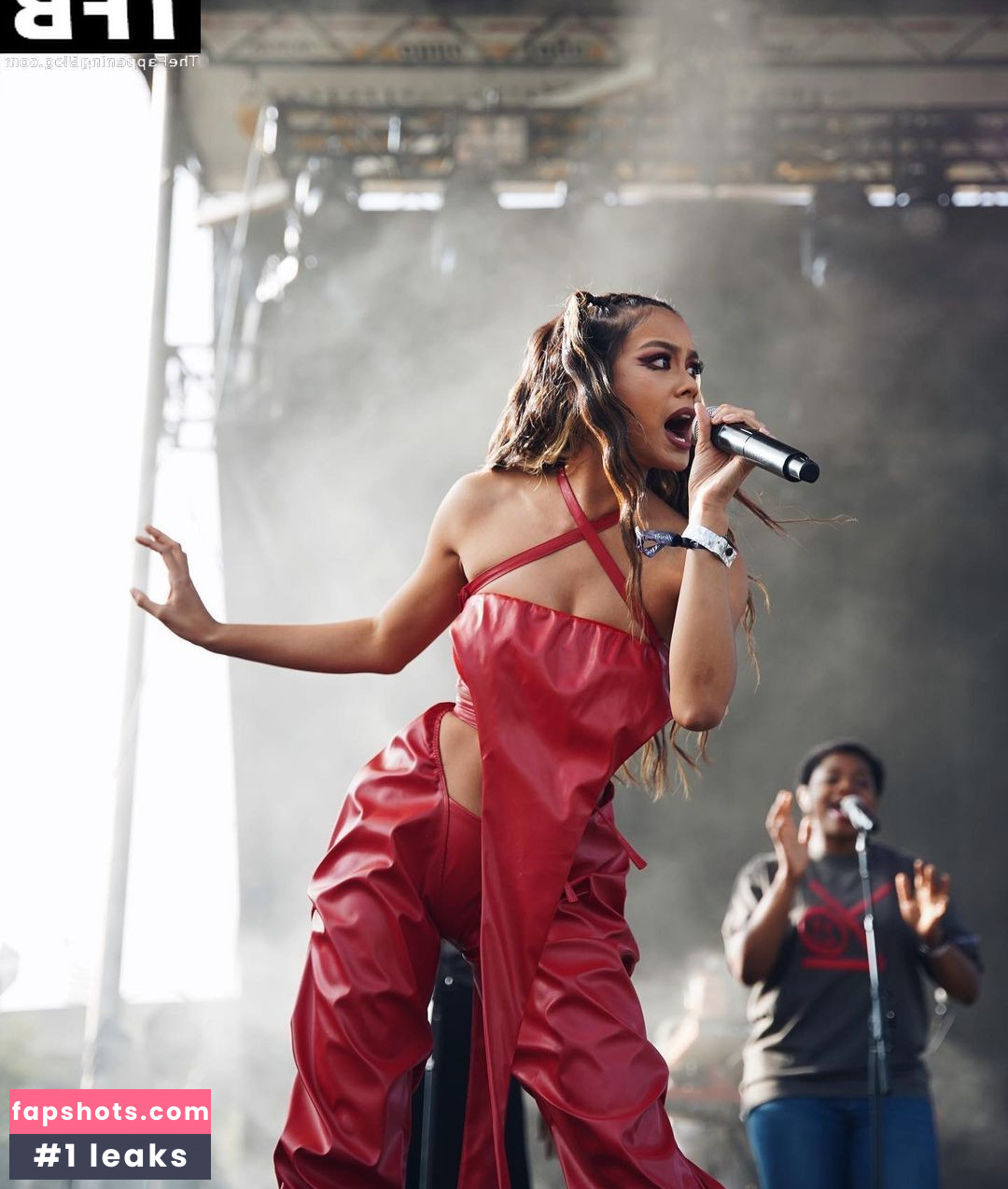 Ylona Garcia gallery photo #30