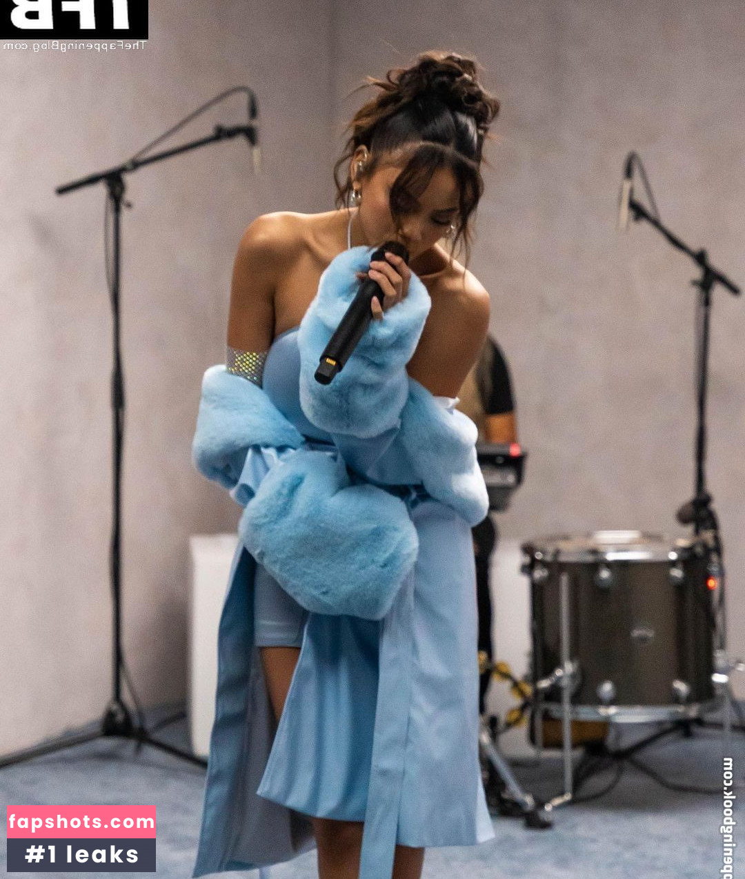 Ylona Garcia gallery photo #34