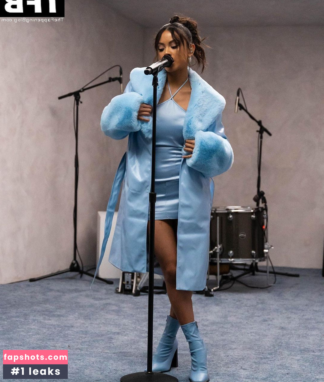 Ylona Garcia gallery photo #39