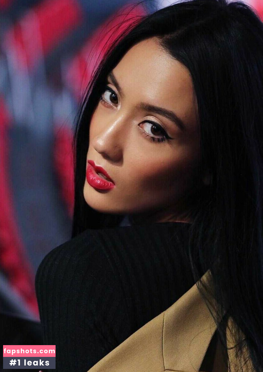 Yoona Lee gallery photo #77