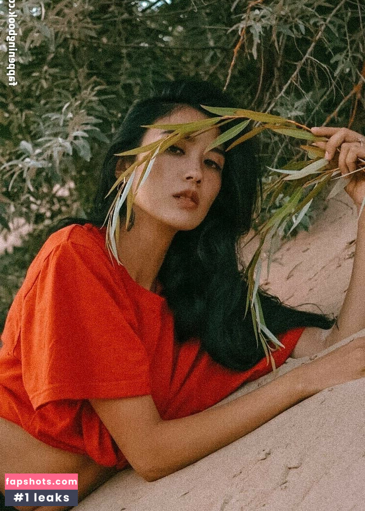 Yoona Lee gallery photo #81