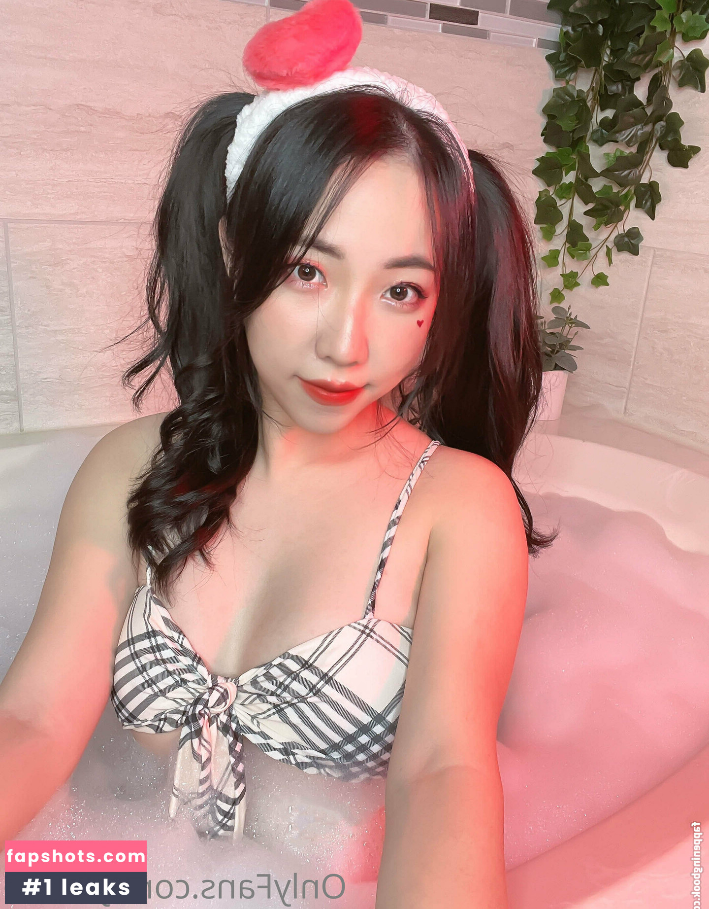 Yoonie gallery photo #20