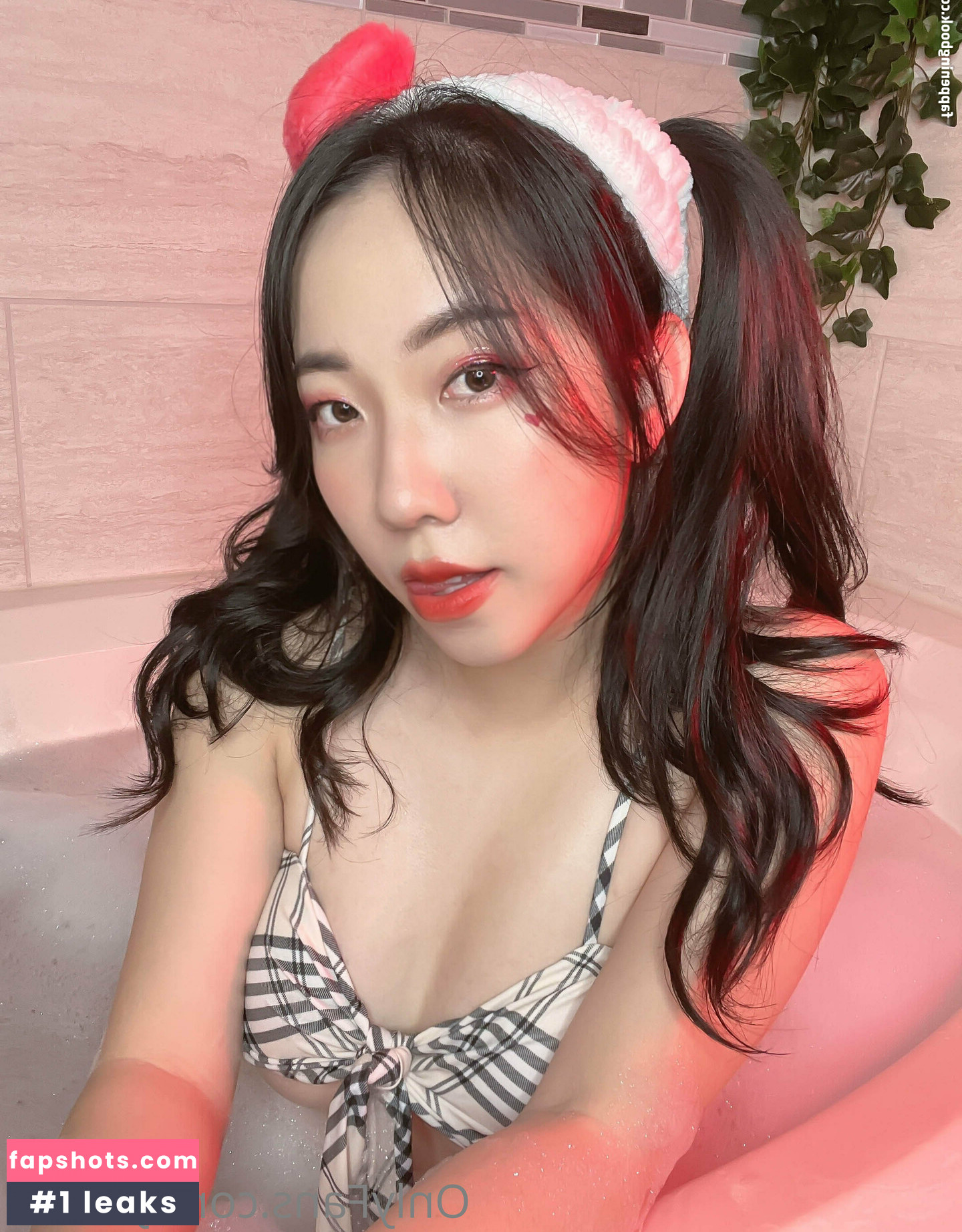 Yoonie gallery photo #27