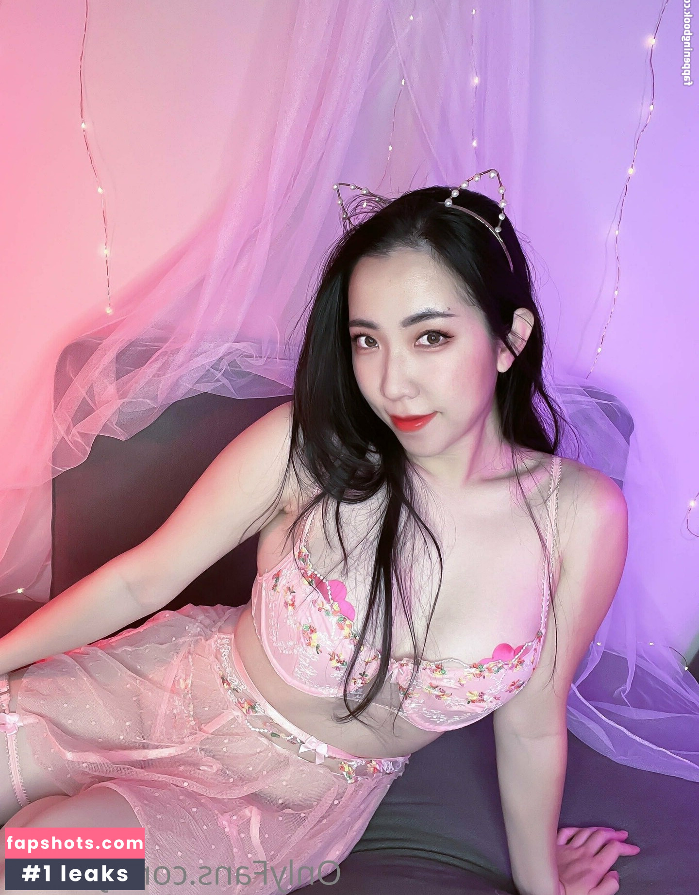 Yoonie gallery photo #10