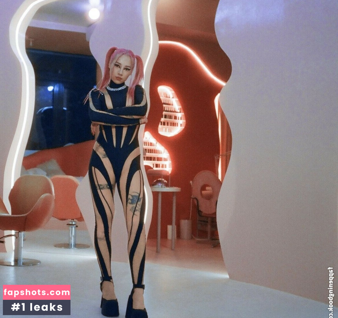 Young Leosia gallery photo #4