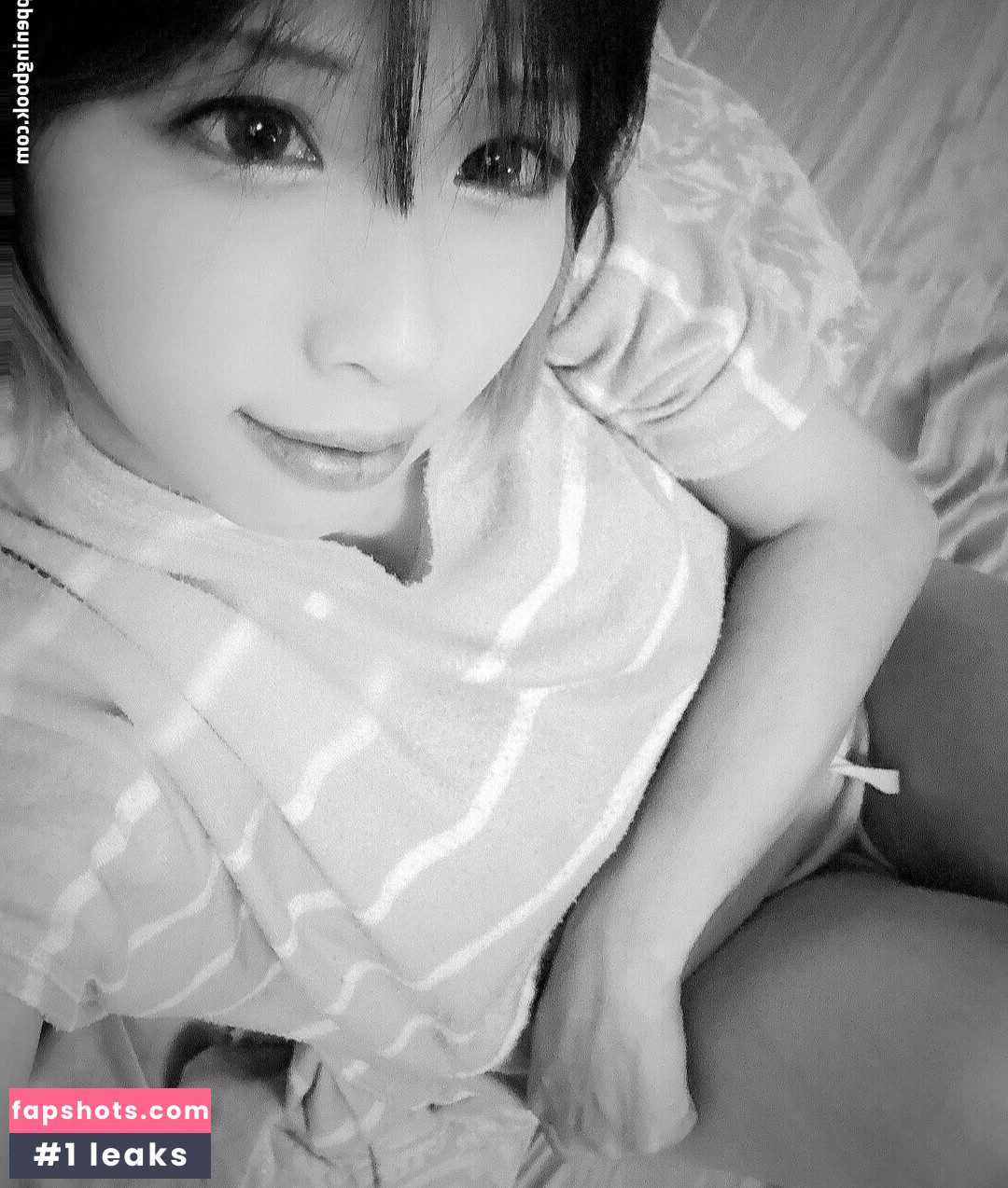 Yuinyan nude babe gallery