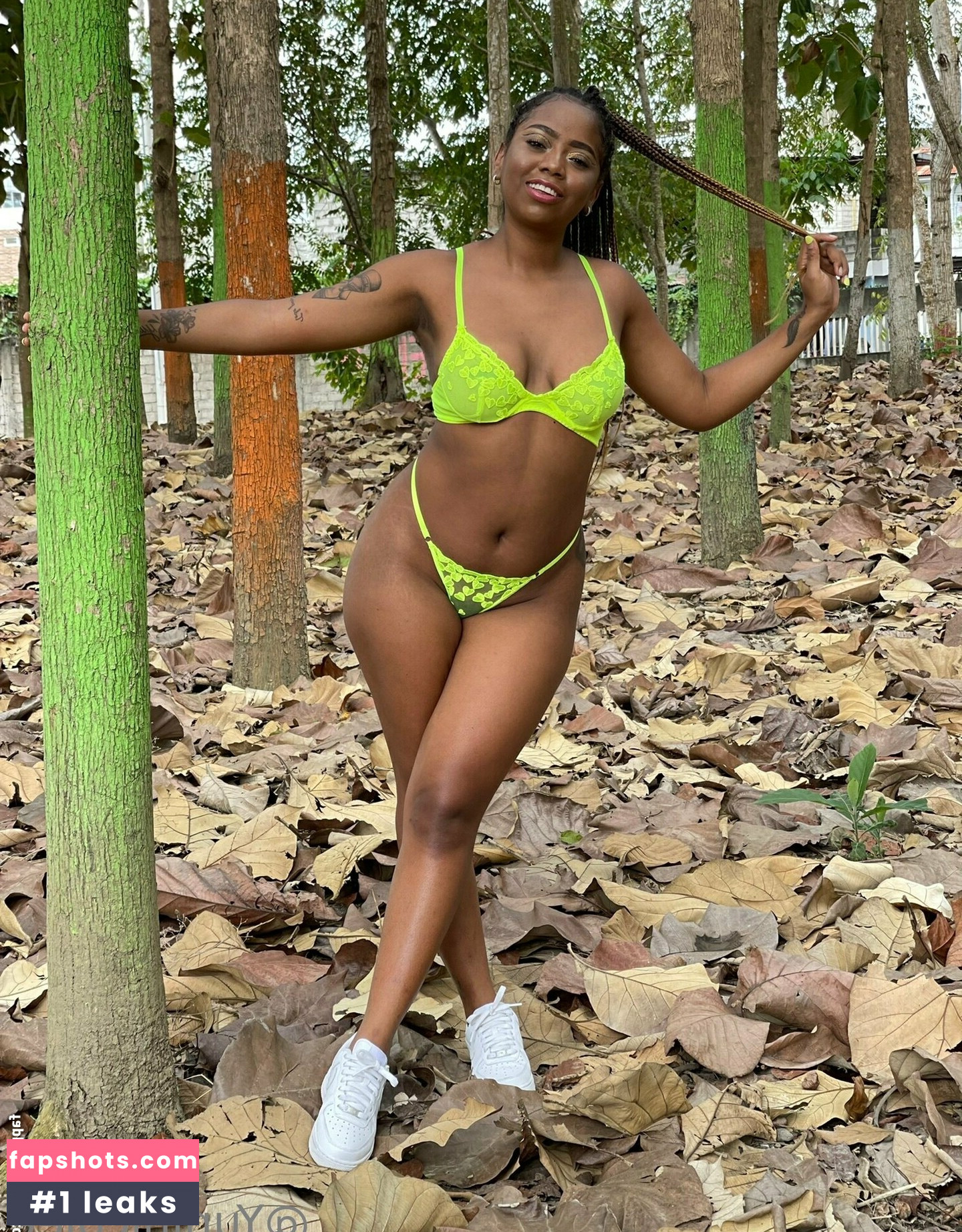 Yuni Nicolee gallery photo #22