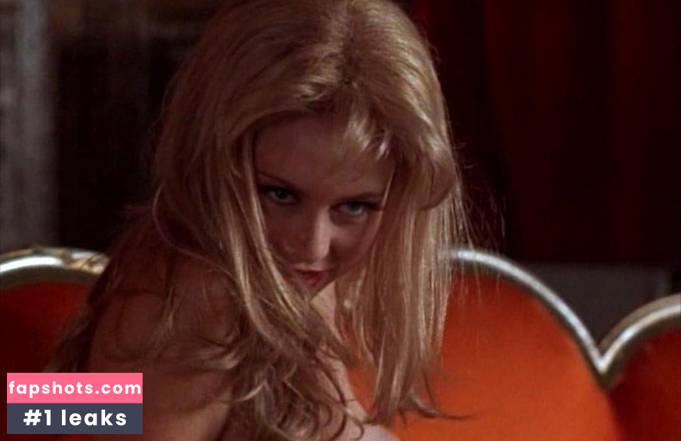 Yvonne Sciò gallery photo #15