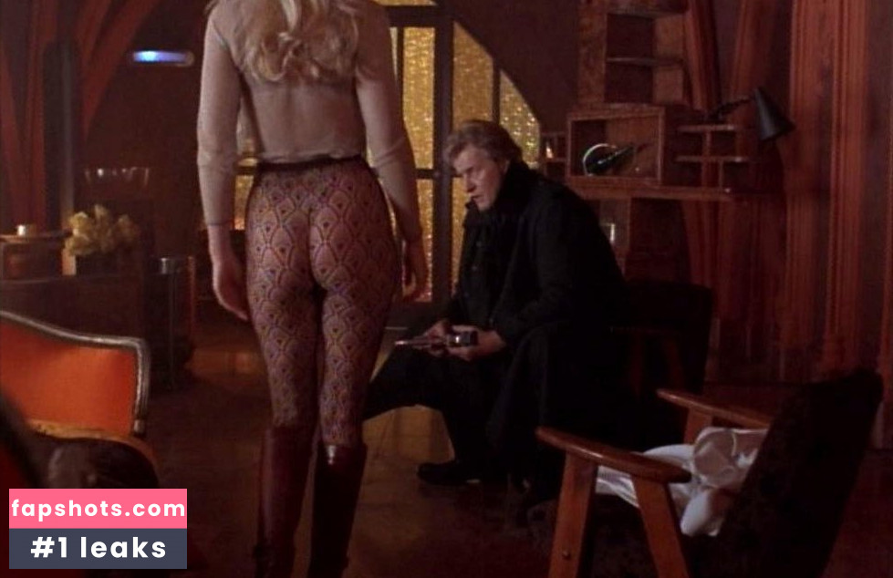 Yvonne Sciò gallery photo #16