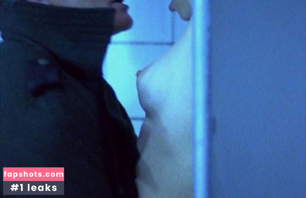 Yvonne Sciò gallery photo #17