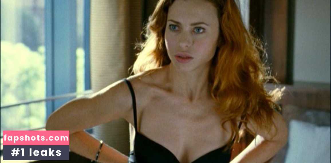 Yvonne Sciò gallery photo #6