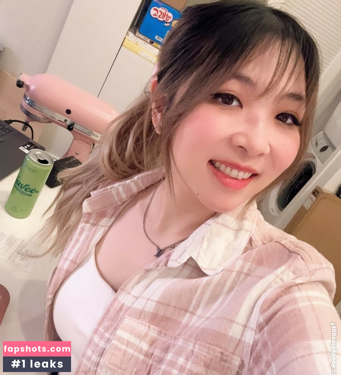 Yvonnie gallery photo #36