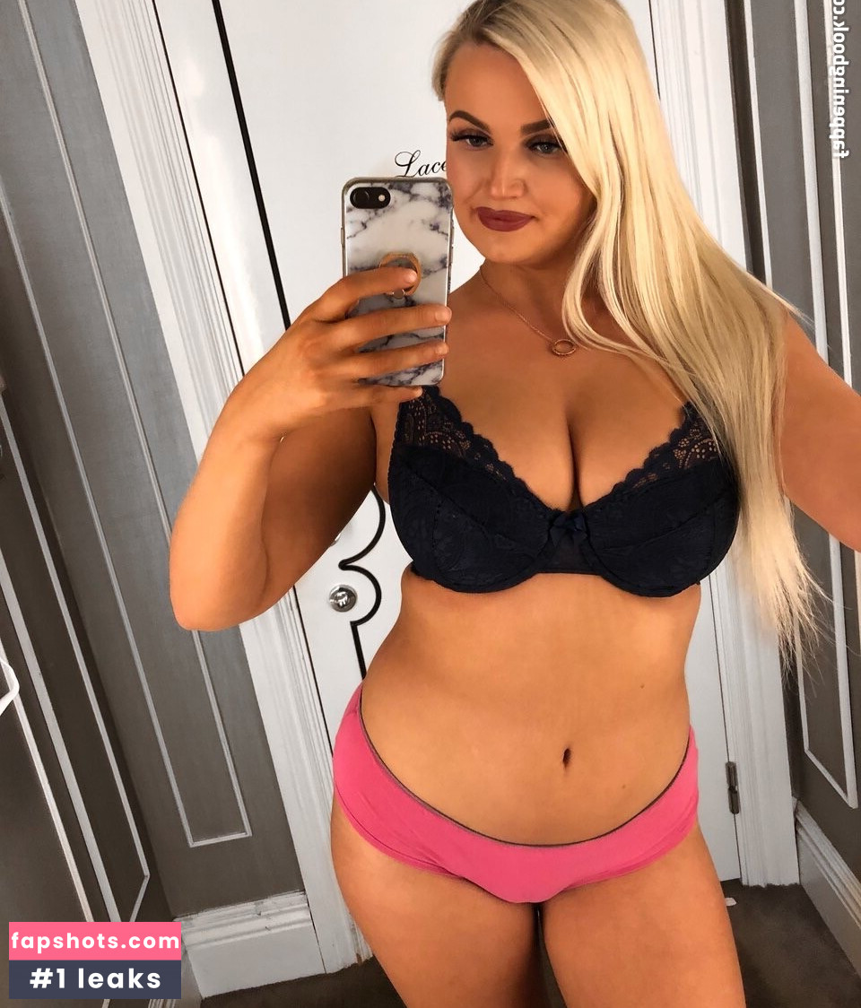 Zandra May gallery photo #10