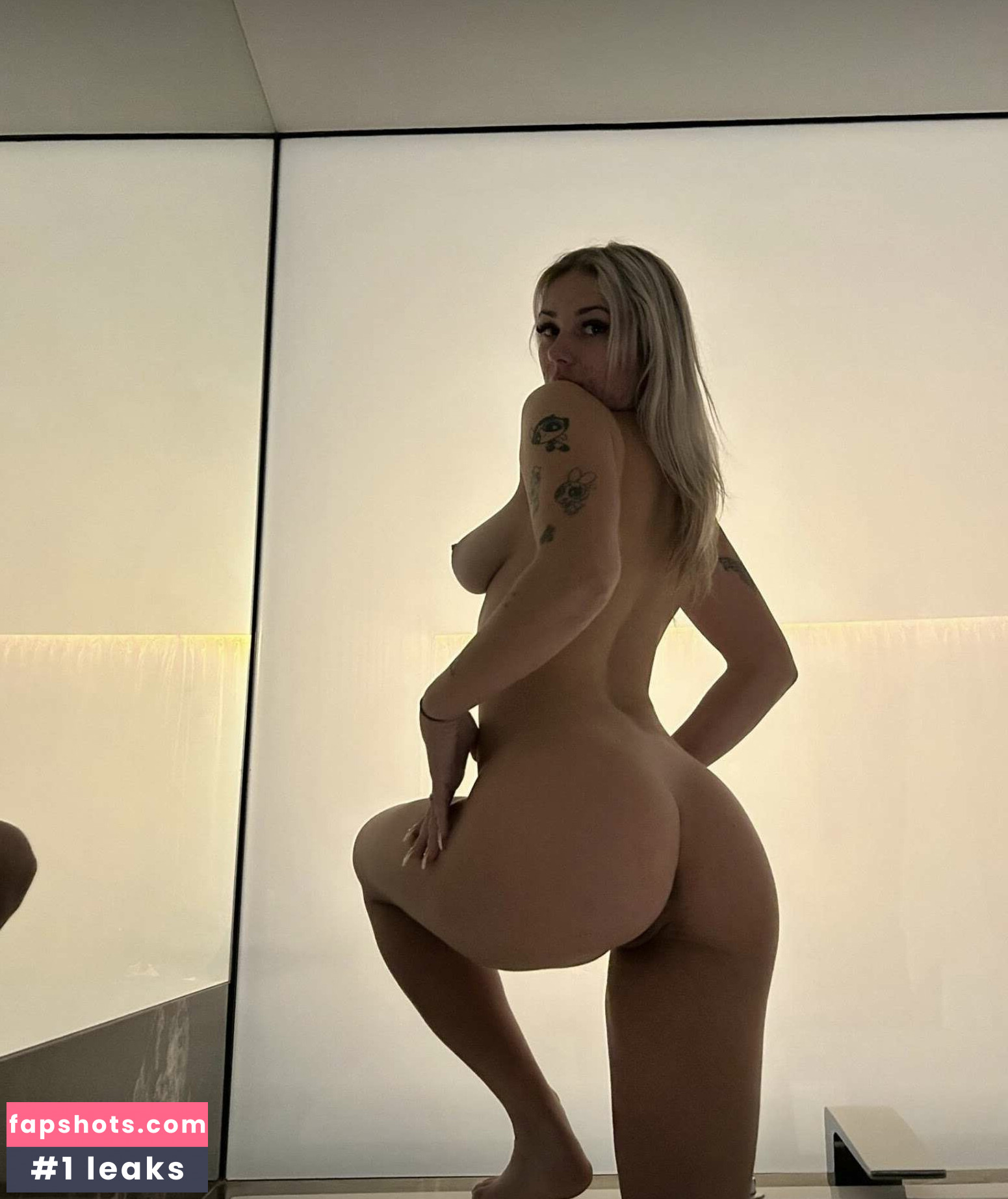 Zara Mander gallery photo #4