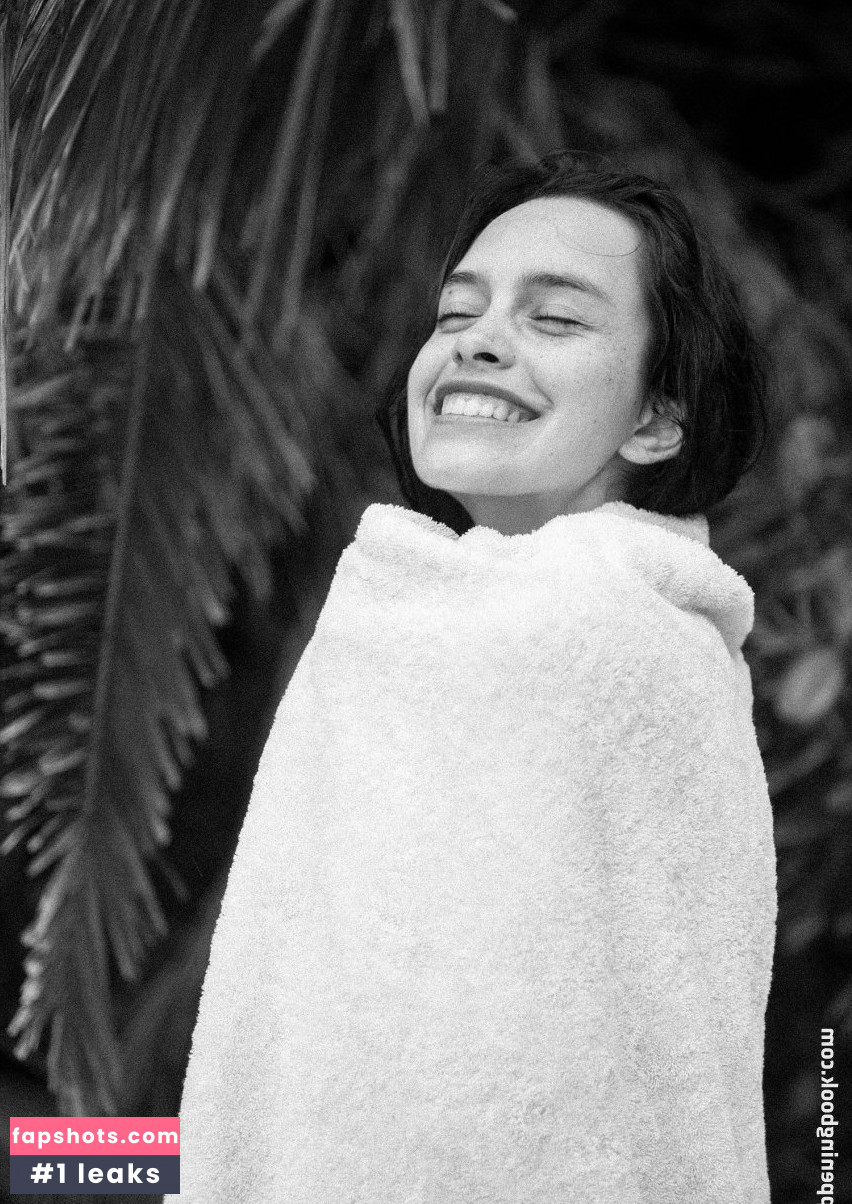 Zoe Barnard Nude Leaks OnlyFans Photos #2 - LeakJerk