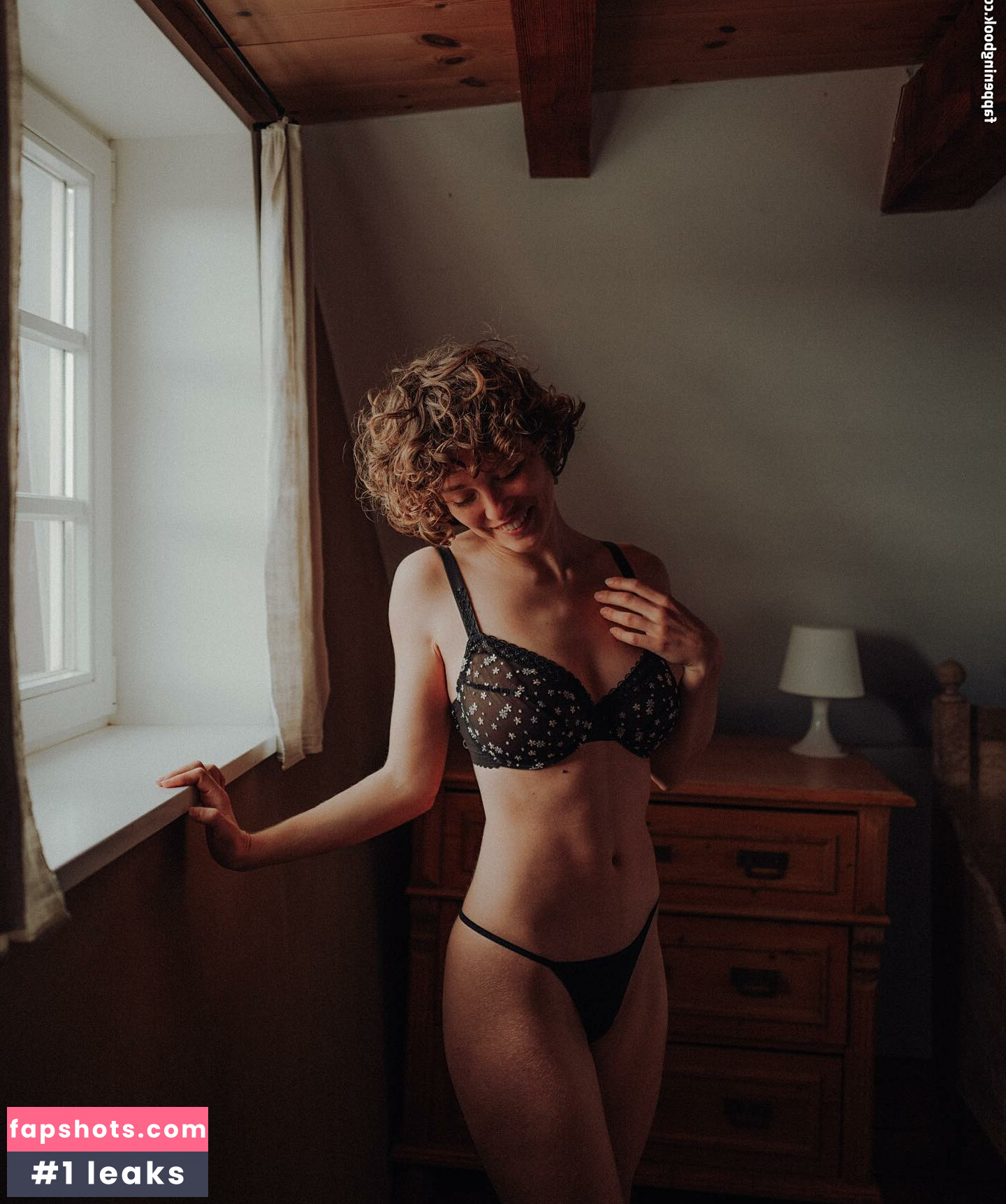 Zoë Camille gallery photo #3