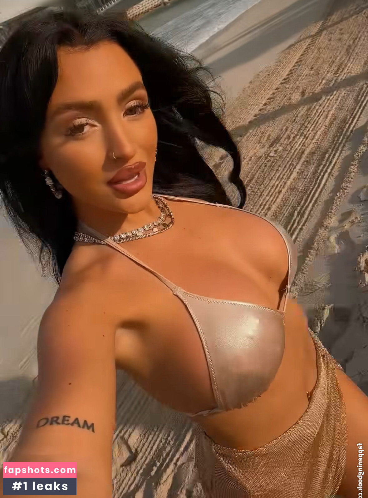 Zoe Chiara Wallner nude babe gallery