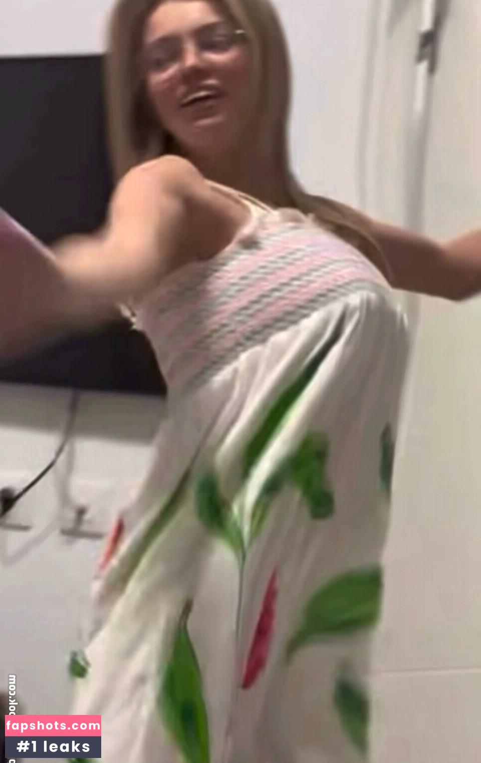 Zoe Clarke nude babe gallery