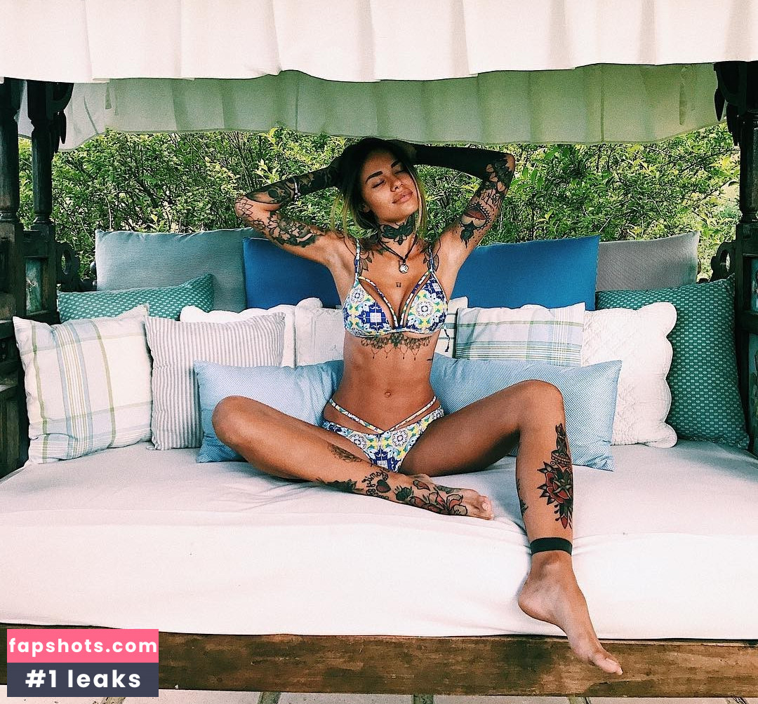 Zoe Cristofoli nude babe gallery