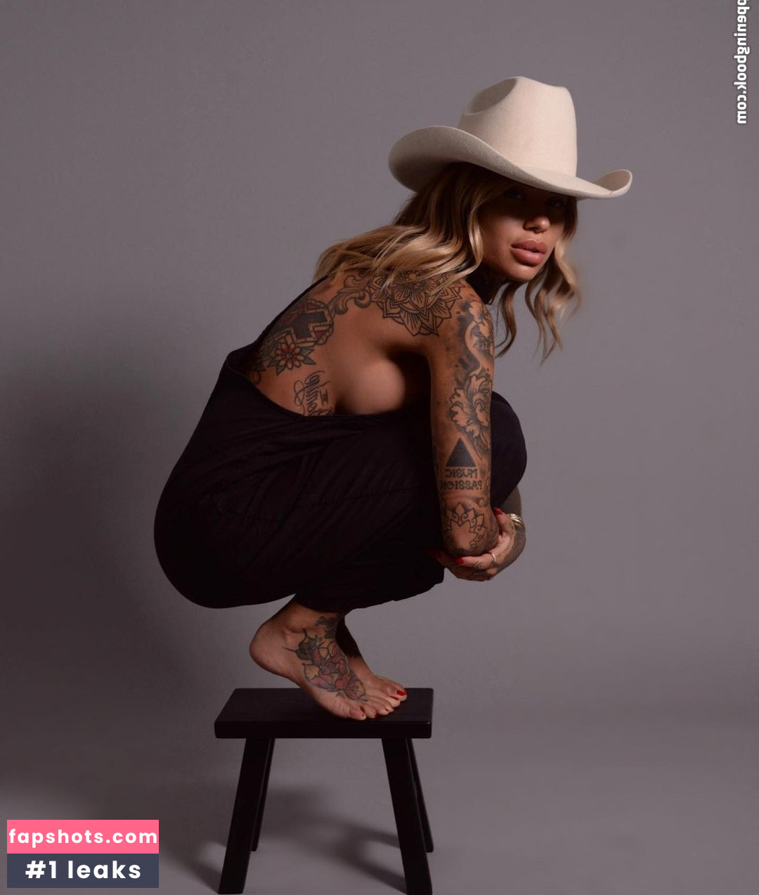 Zoe Cristofoli gallery photo #10