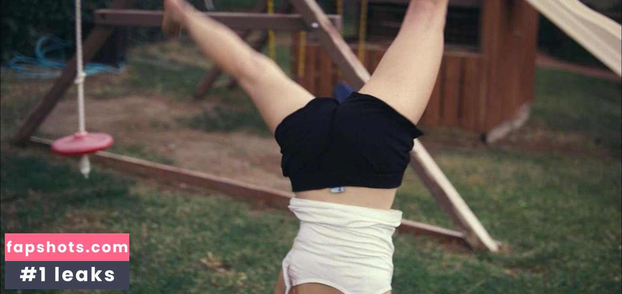 Zoe Levin gallery photo #7