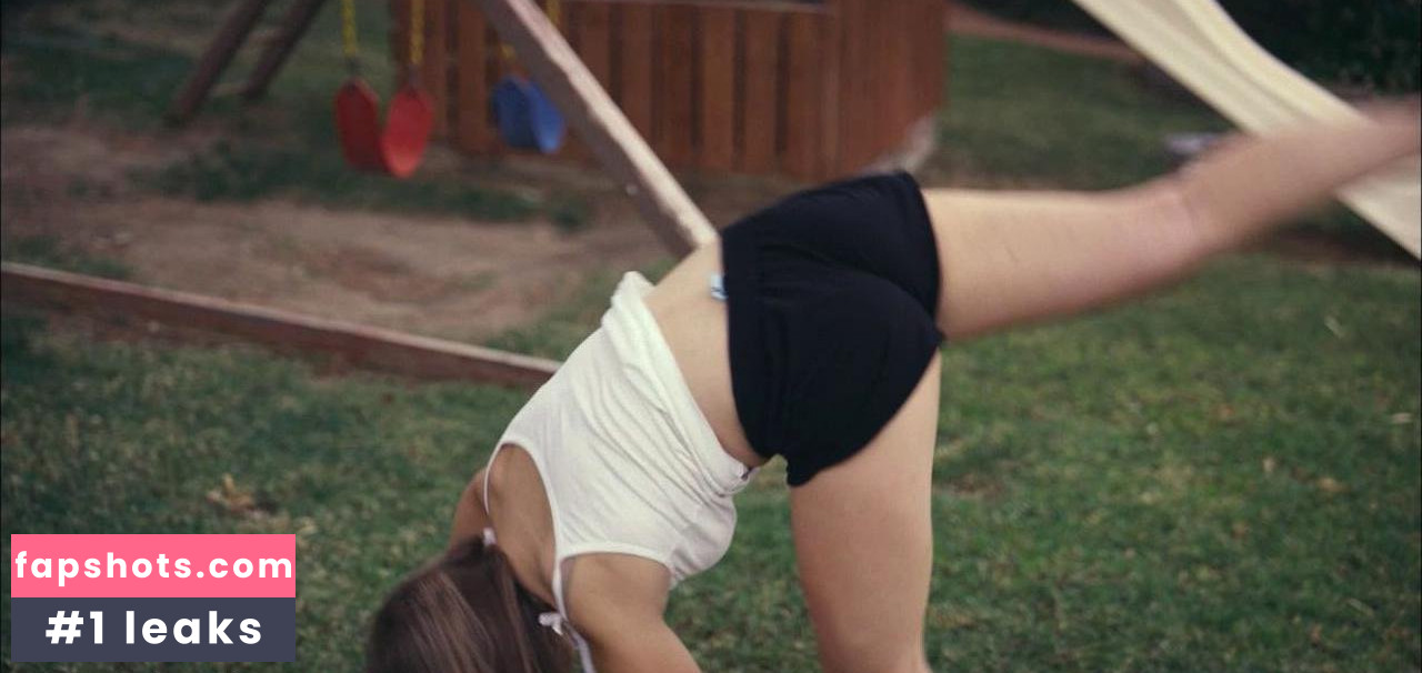 Zoe Levin gallery photo #9