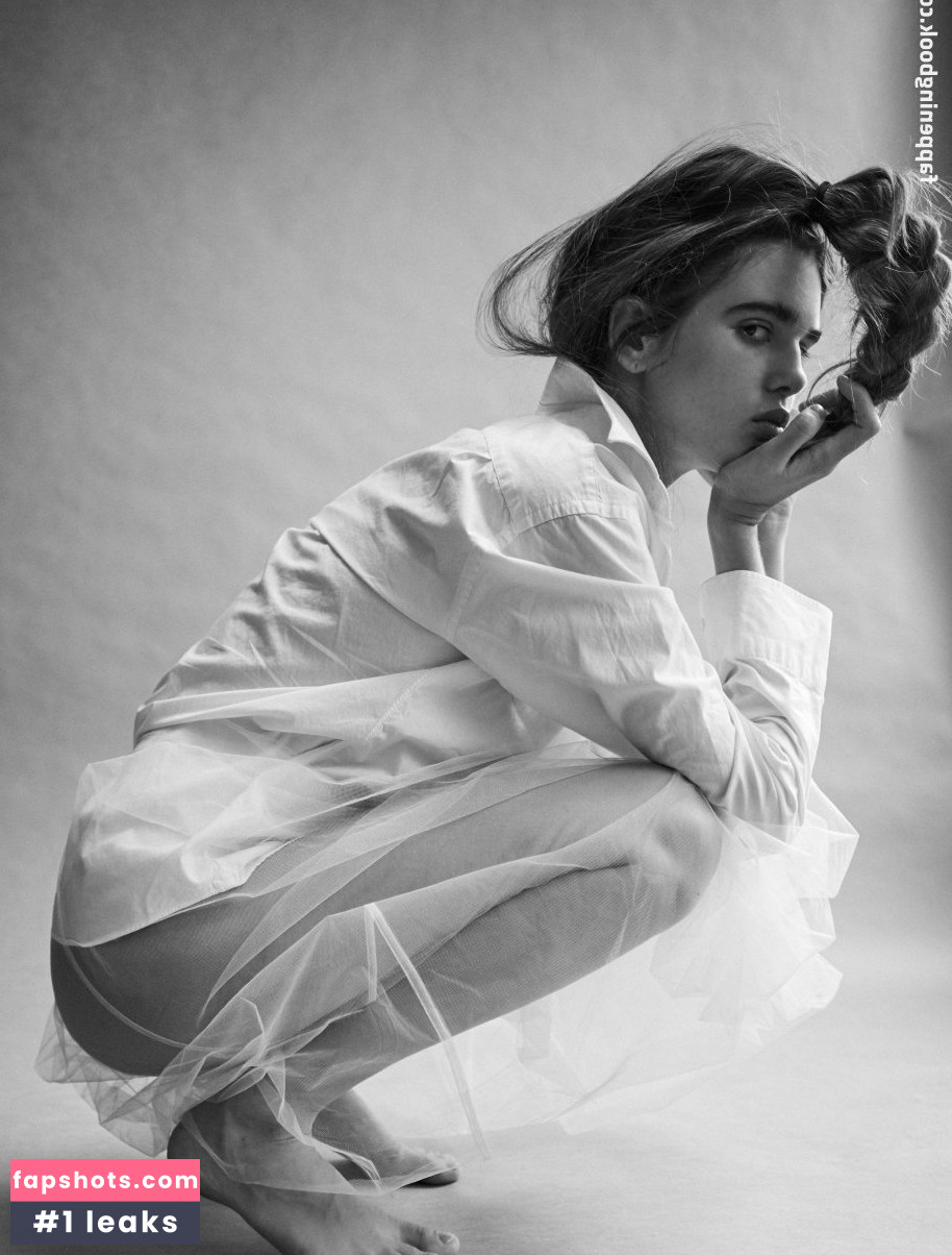 Zoe Mantzakanis gallery photo #2