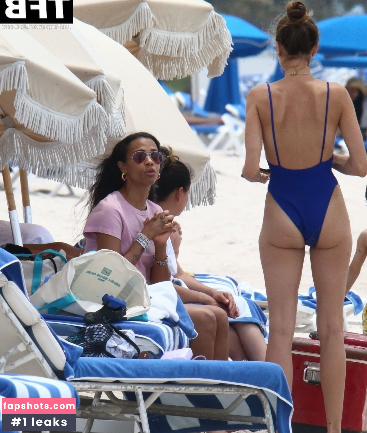 Zoe Saldana gallery photo #198