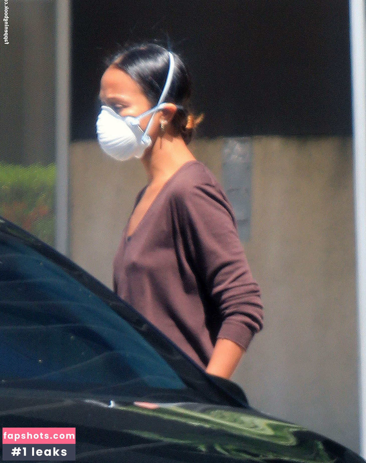 Zoe Saldana gallery photo #294