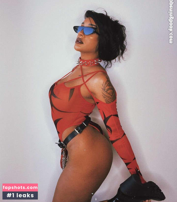 Zoey Sinn gallery photo #17