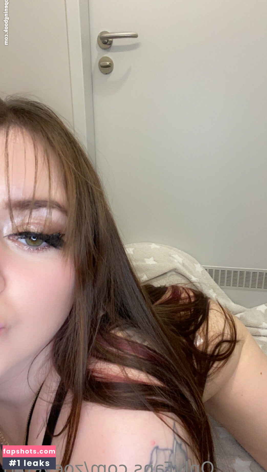 zoeyegirl gallery photo #2