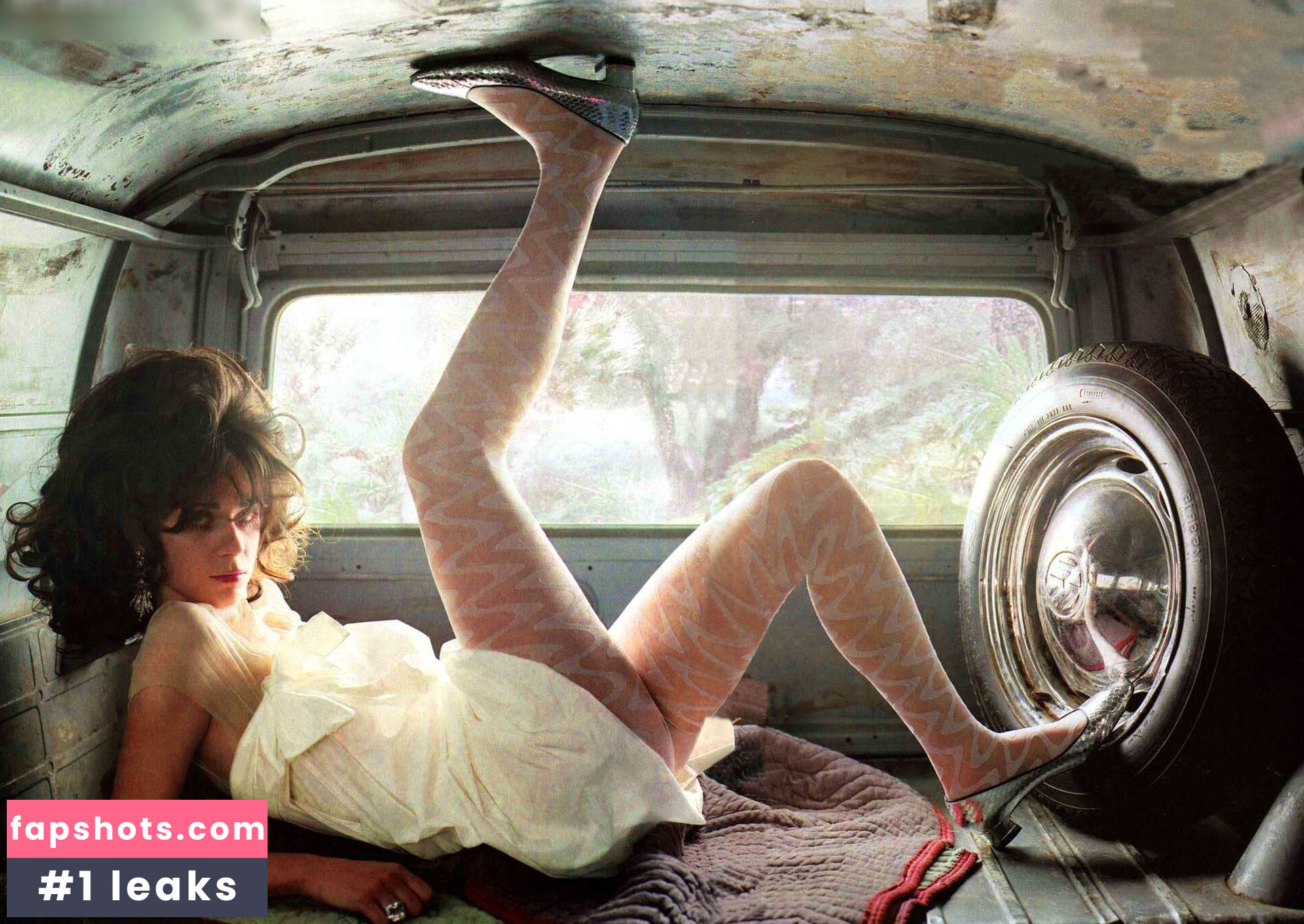 Zooey Deschanel gallery photo #11