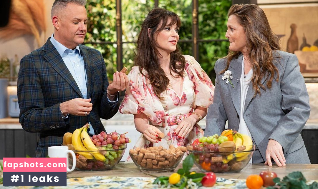 Zooey Deschanel gallery photo #54