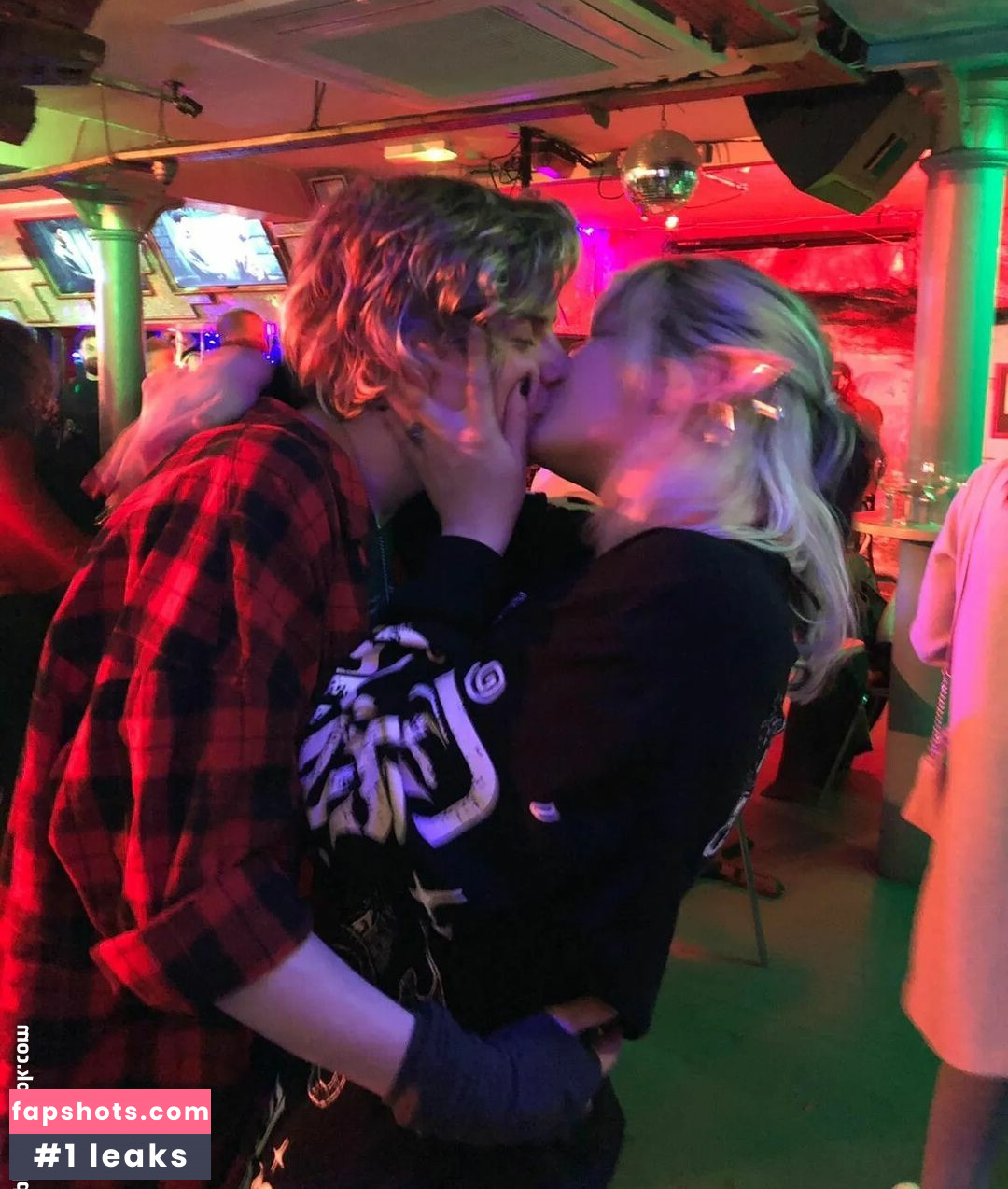 Zureeal gallery photo #236